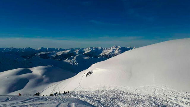 Milagroso rescate de niño sepultado bajo avalancha de nieve [FOTOS]