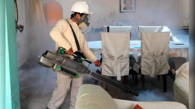 Personal de Salud Ambiental fumiga viviendas contra el dengue en Lambayeque