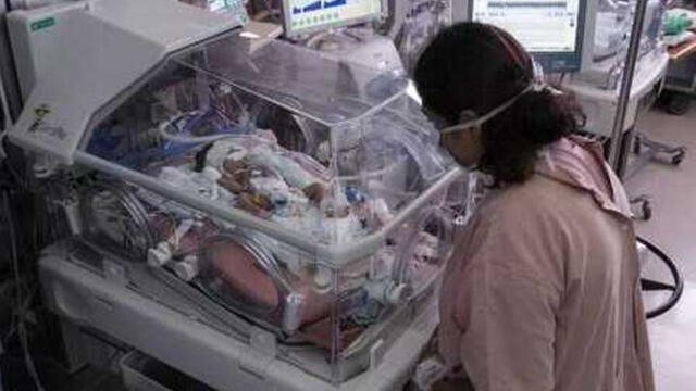 Bebés son protegidos con mascarillas. Foto: AFP.