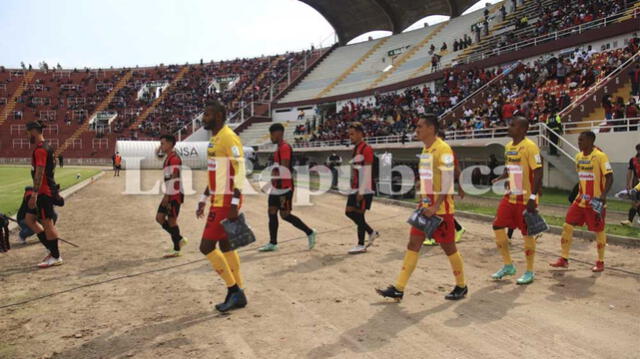 Salieron a la cancha los jugadores de Melgar y  Deportivo Pereira. Foto La República