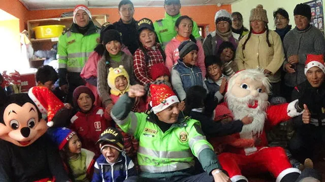 Policías vestidos de 'Papá Noel' entregan regalos a niños de extrema pobreza [FOTOS]