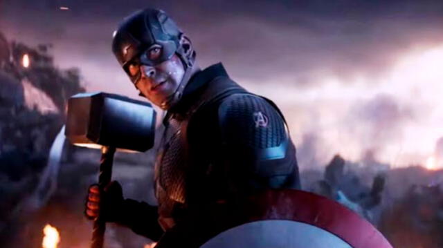 Capitán América levanta el martillo de Thor