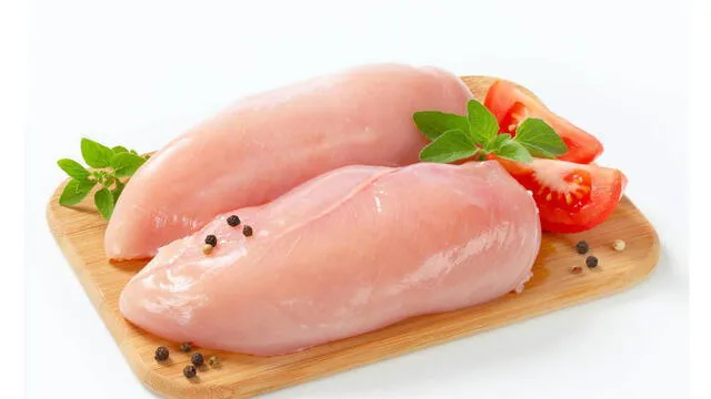 La pechuga de pollo es el principal ingrediente del enrollado. Foto: el confidencial