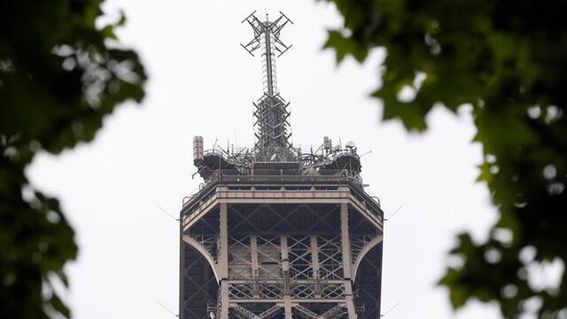  Después de seis horas, detienen a hombre que escaló la Torre Eiffel [FOTOS y VIDEO]