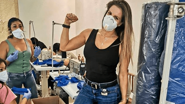 Rodrigo González felicita a Alejandra Baigorria por ofrecer su taller para fabricar mascarillas 