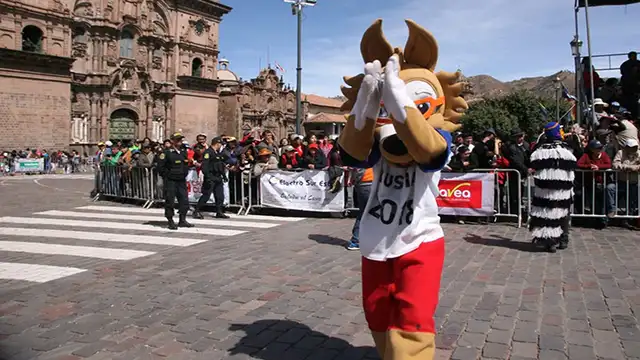 Fiebre del Mundial Rusia 2018: Mascota Zabivaka en fiestas del Cusco [FOTOS Y VIDEO]