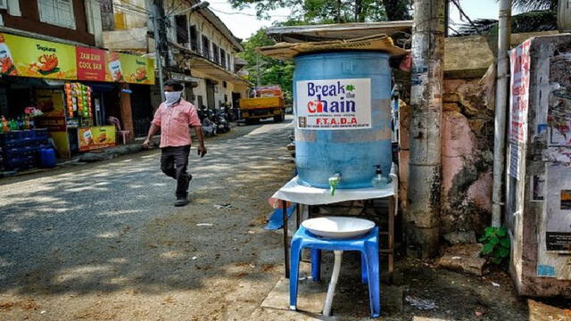 En Kerala colocaron dispensadores de agua para el lavado de manos entre los pobladores. Foto: BBC.