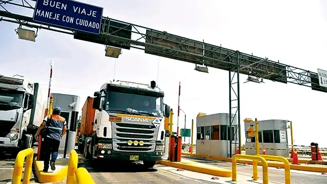 huelga de camioneros. Para aplacar los reclamos de los transportistas el gobierno recurre al subsidio del peaje. huelga de camioneros. Para aplacar los reclamos de los transportistas el gobierno recurre al subsidio del peaje.