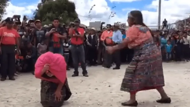 YouTube: comunidad indígena castiga ferozmente a mujer atrapada robando [VIDEO]