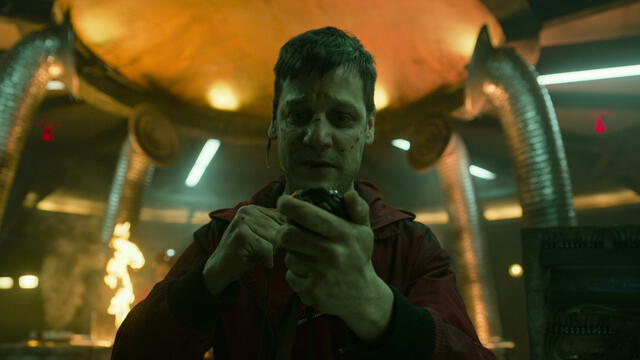 Palermo contando los segundos para que las pepitas sean extraídas por la maquina. Foto: Twitter/@lacasadepapel