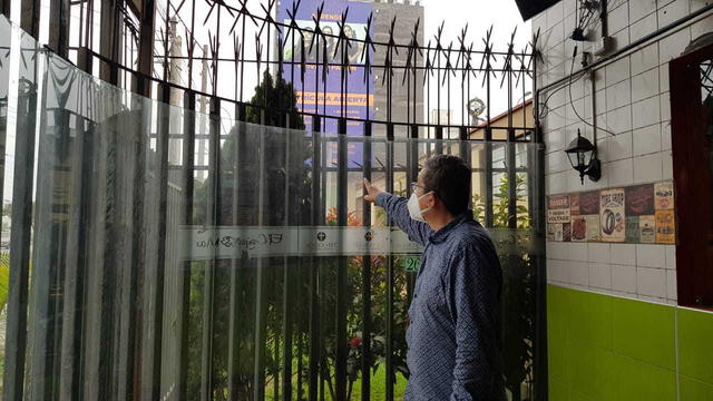 El propietario adquirió varas de metal para reforzar la puerta de ingreso. Foto: Deysi Portuguez/URPI-LR