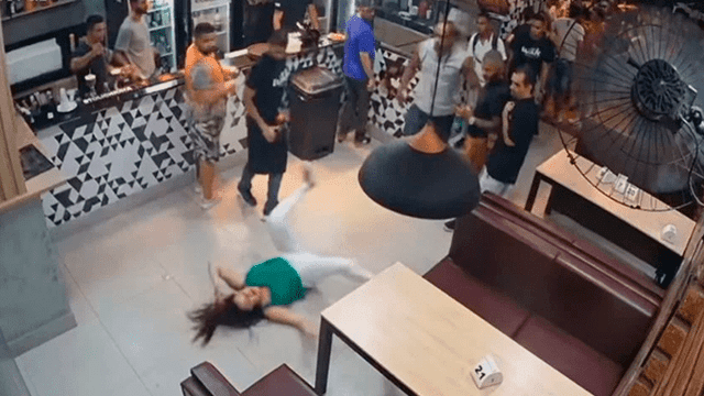 Mujer es golpeada por dos hombres durante altercado en un bar [VIDEO]