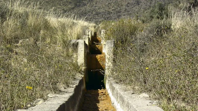 Los canales de regadía que construyeron los pobladores lucen secos por la falta de agua.