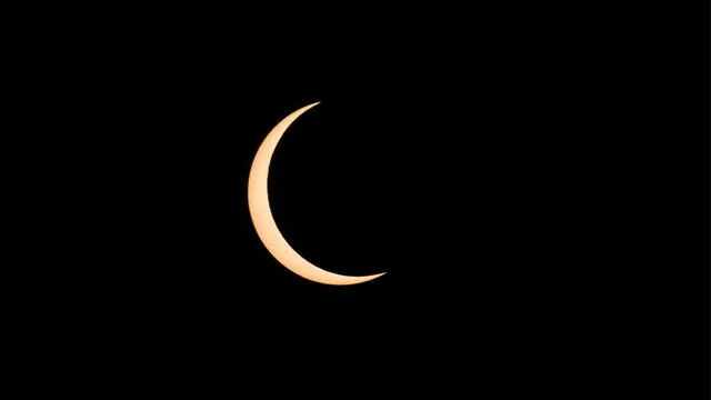 La luna se mueve frente al sol durante un eclipse solar anular en Hong Kong el 21 de junio de 2020. Foto: AFP