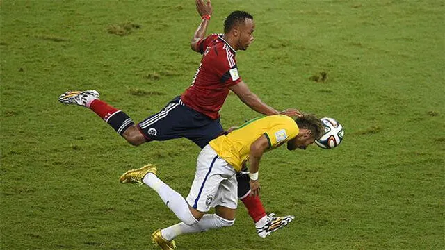 Camilo Zuñiga cometió una falta sobre Neymar que lo sacó del Mundial 2014. Foto: Sport.