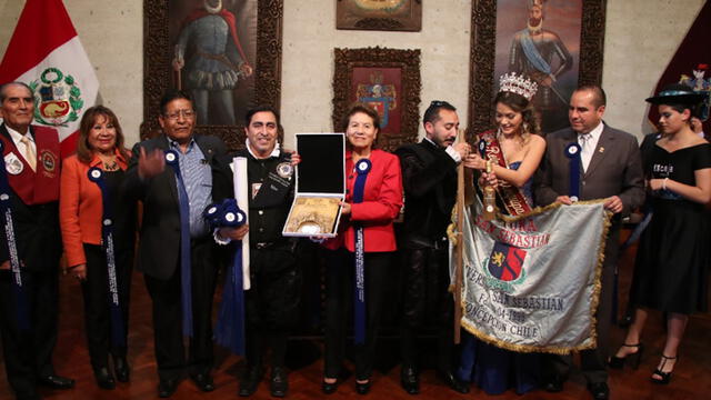 Tunos recorren calles del Centro Histórico por aniversario de Arequipa [FOTOS]