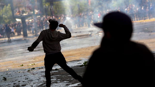 Manifestantes salen a las calles pese a toque de queda en las principales comunas de Chile. Foto: AFP
