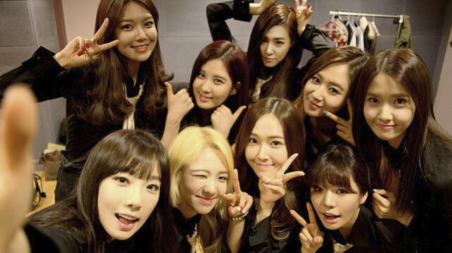 Girls Generation es uno de los grupos más populares de la "Ola Coreana". En esta foto, Jessica aparece al medio.