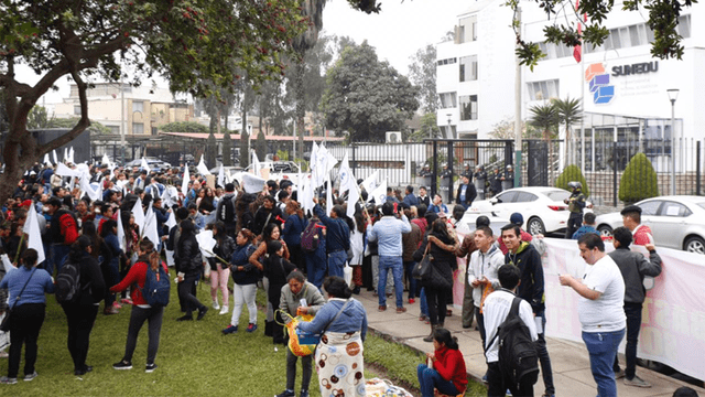 Telesup: Estudiantes protestan frente a sede de la Sunedu [FOTOS]