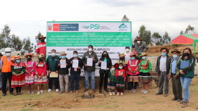 Autoridades y pobladores en ceremonia de entrega de terreno para obra en Áncash