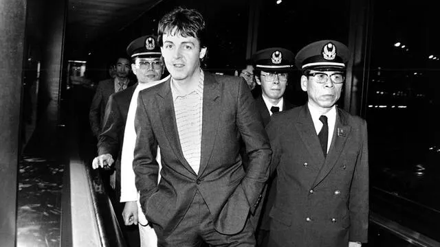 Paul McCartney y el momento en que es liberado por la justicia japonesa. Foto: AP.