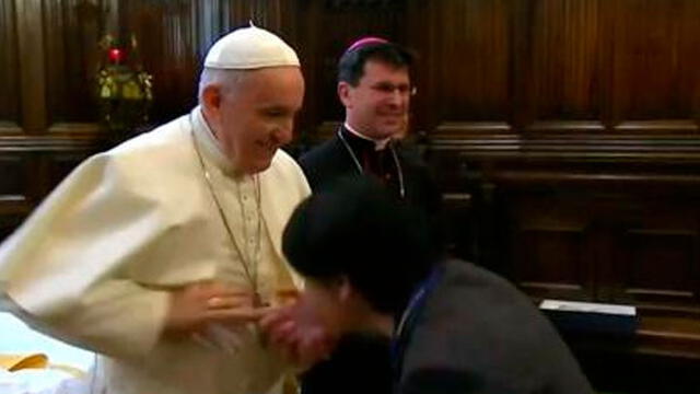 El papa no permite que le besen el anillo del Pescador, símbolo del legado de San Pedro. Foto: Difusión