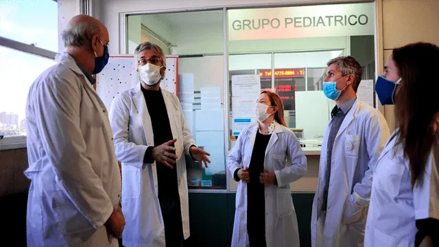 El médico Fernando Polack conversa con integrantes del Hospital Militar Central. (Foto: Clarín)