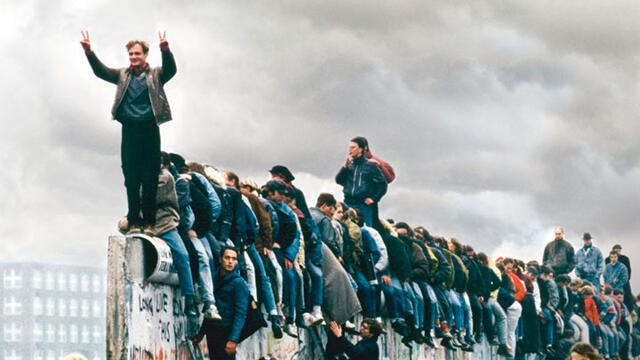 Ciudadanos celebran la Caída del Muro de Berlín. Foto: EFE.