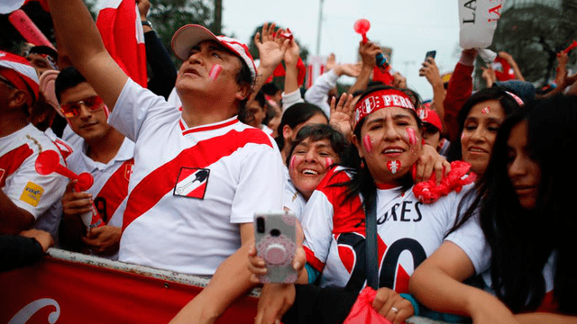 Hinchas peruanos a la expectativa del partido de Perú vs. Brasil. Créditos: Renato Pajuelo / GLR