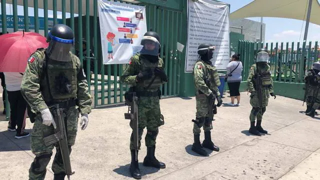 La Guardia Nacional se mantenía en el hospital de Ecatepec la tarde del 2 de mayo. Foto: Sol de Toluca
