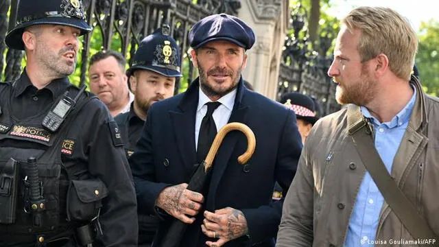 David Beckham haciendo cola para ver a la reina Isabel II.