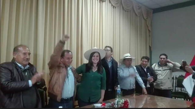 Verónika Mendoza compartió mesa con Gregorio Santos durante mitin en Cajamarca