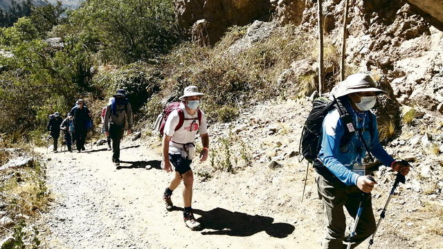 primeros. Visitantes de diferentes países esperaron la reapertura del camino inca para recorrerlo durante cuatro días y tres noches. Una gran aventura para ellos.