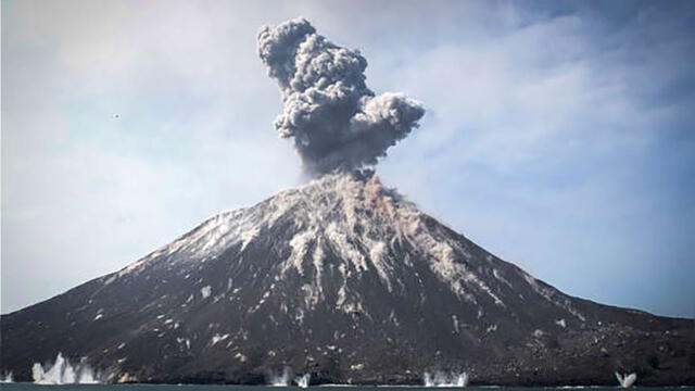 Indonesia en vilo por nuevas erupciones del Anak Krakatoa: temen nuevo tsunami [FOTOS]