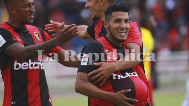 'Chaka' Arias pone el primer gol tras un grosero error de la defensa rival. Foto: Zintia Fernández/La República
