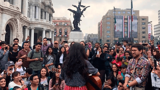 Mon Laferte brindó un improvisado show en la calle y asombra a fans [VIDEO]