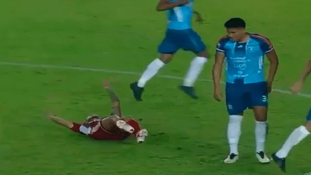 Jugador sufre la fractura de su pierna luego de recibir una violenta falta en Bolivia [VIDEO]