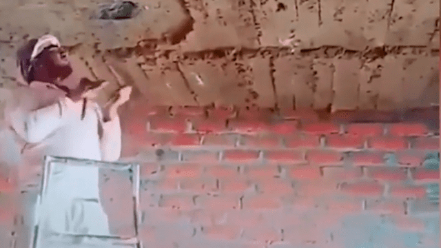 Vía YouTube: Albañil se salva de milagro cuando un techo le cae encima [VIDEO]