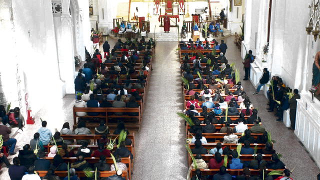 Semana Santa. Ayer en Iglesia San Juan Bautista de Puno se realizó la misa de Domingo de Ramos. Templo estuvo lleno de feligreses. Foto: Juan Carlos Cisneros/ La República