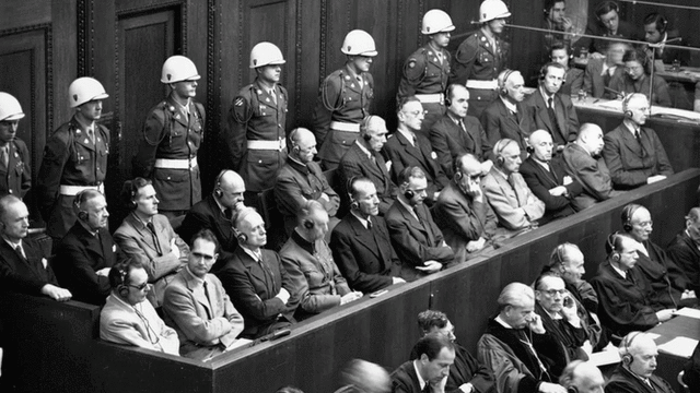 Los últimos momentos de los juicios de Núremberg. Los líderes nazis atienden en el tribunal mientras son resguardados por los soldados estadounidenses.