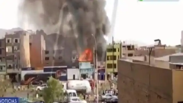 Ate Vitarte: incendio consumió depósito en avenida Separadora Industrial [VIDEO] 