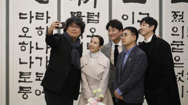 El director Bong Joon Ho junto a los actores que dieron vida a Parásitos.