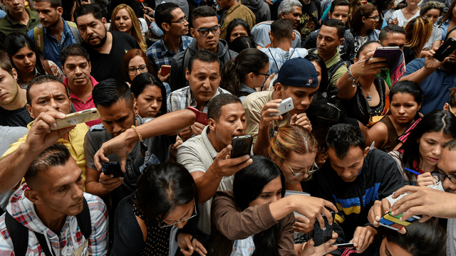 Multitud de venezolanos abarrota consulado de Chile por información sobre visa