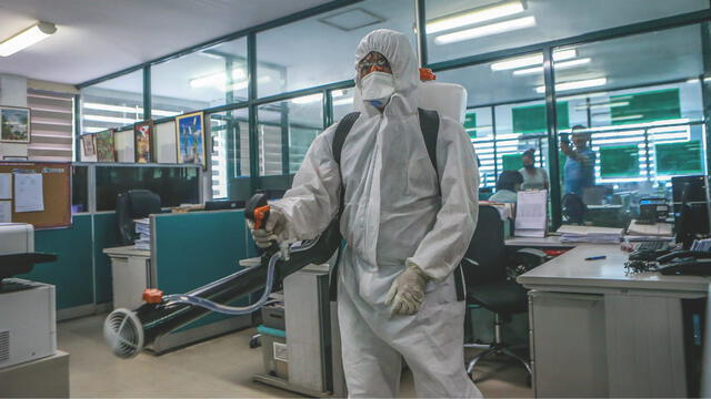 Algunas empresas en Querétaro decidieron fumigar sus instalaciones para prevenir el contagio del COVID-19. (Foto: La Saga)