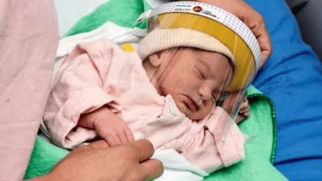 Bebés son protegidos con mascarillas. Foto: AFP.