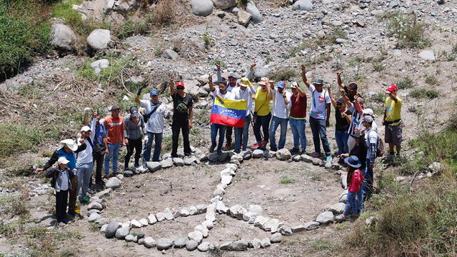 Venezolanos limpian cauce de río Chili en agradecimiento a arequipeños [FOTOS]