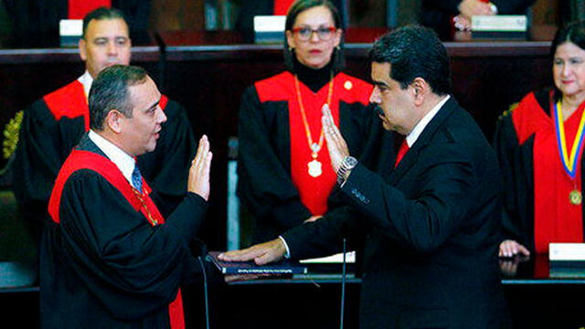 El presidente del TSJ de Venezuela, Mikel Moreno, juramenta frente a Maduro. Foto: difusión