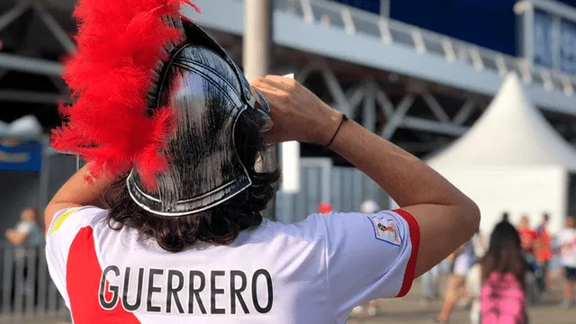 Periodista brasileño asombrado por la cantidad de camisetas con la 9 de Paolo Guerrero Periodista brasileño asombrado por la cantidad de camisetas con la 9 de Paolo Guerrero