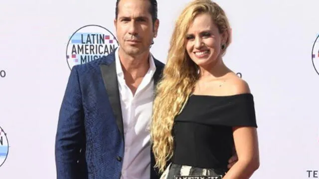 'El Titi' y su esposa en los Latin AMAs 2019 | Foto: AFP