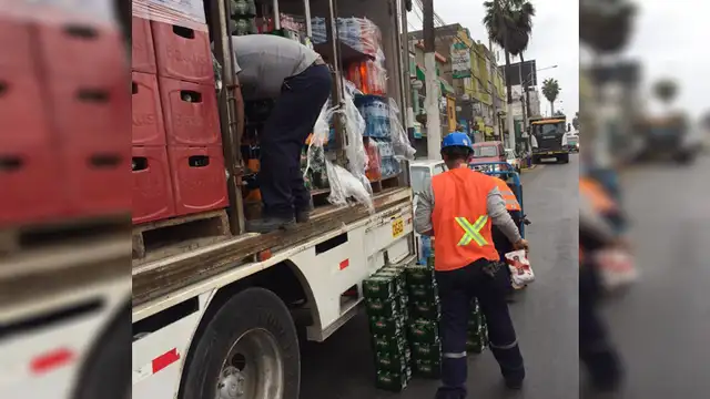 #YoDenuncio: camión descarga productos en plena avenida